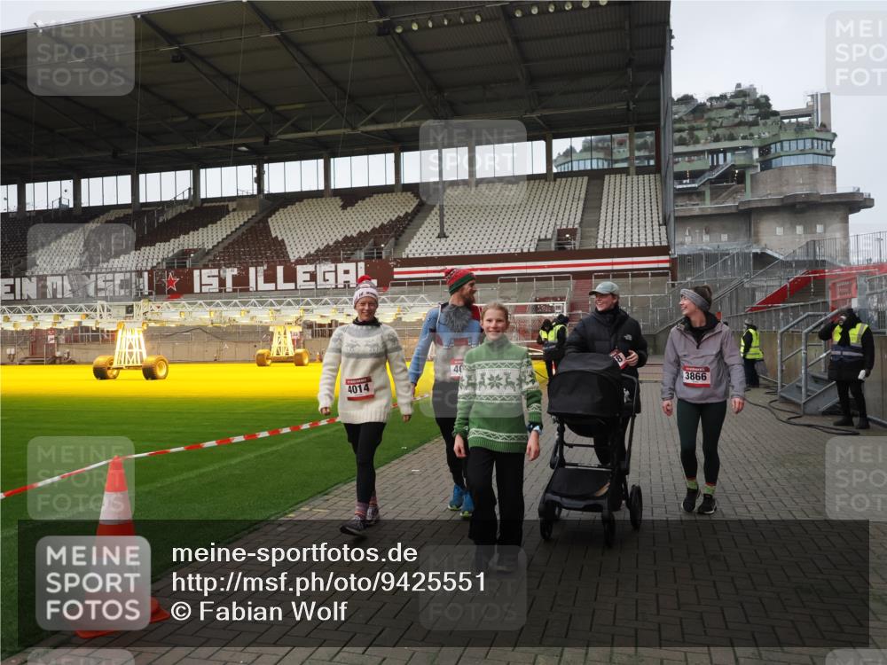 07.12.2025 - St. Pauli X-Mass-Run No. 15 Fabian Wolf http://msf.ph/oto/9425551 07.12.2025 12:17:48 Ziel 3866, 3868, 4014, 4015 meine-sportfotos.de