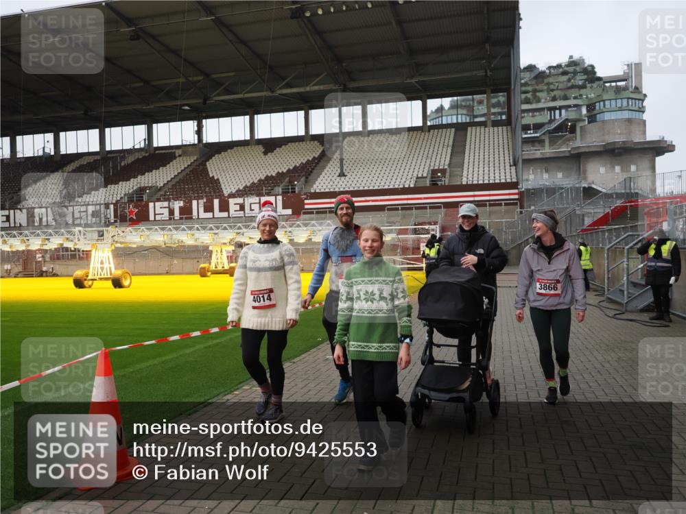07.12.2025 - St. Pauli X-Mass-Run No. 15 Fabian Wolf http://msf.ph/oto/9425553 07.12.2025 12:17:48 Ziel 3866, 3868, 4014, 4015 meine-sportfotos.de