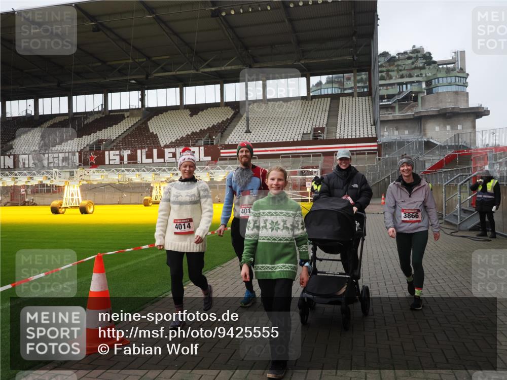 07.12.2025 - St. Pauli X-Mass-Run No. 15 Fabian Wolf http://msf.ph/oto/9425555 07.12.2025 12:17:48 Ziel 3866, 3868, 4014, 4015 meine-sportfotos.de