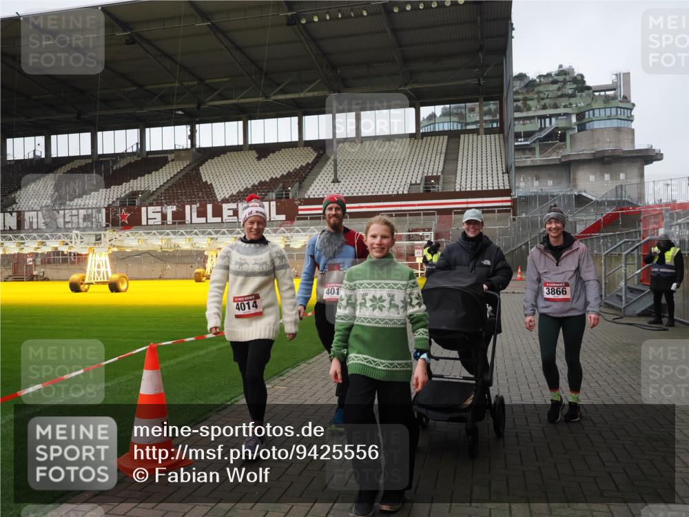 07.12.2025 - St. Pauli X-Mass-Run No. 15 Fabian Wolf http://msf.ph/oto/9425556 07.12.2025 12:17:49 Ziel 3866, 4014, 4015 meine-sportfotos.de