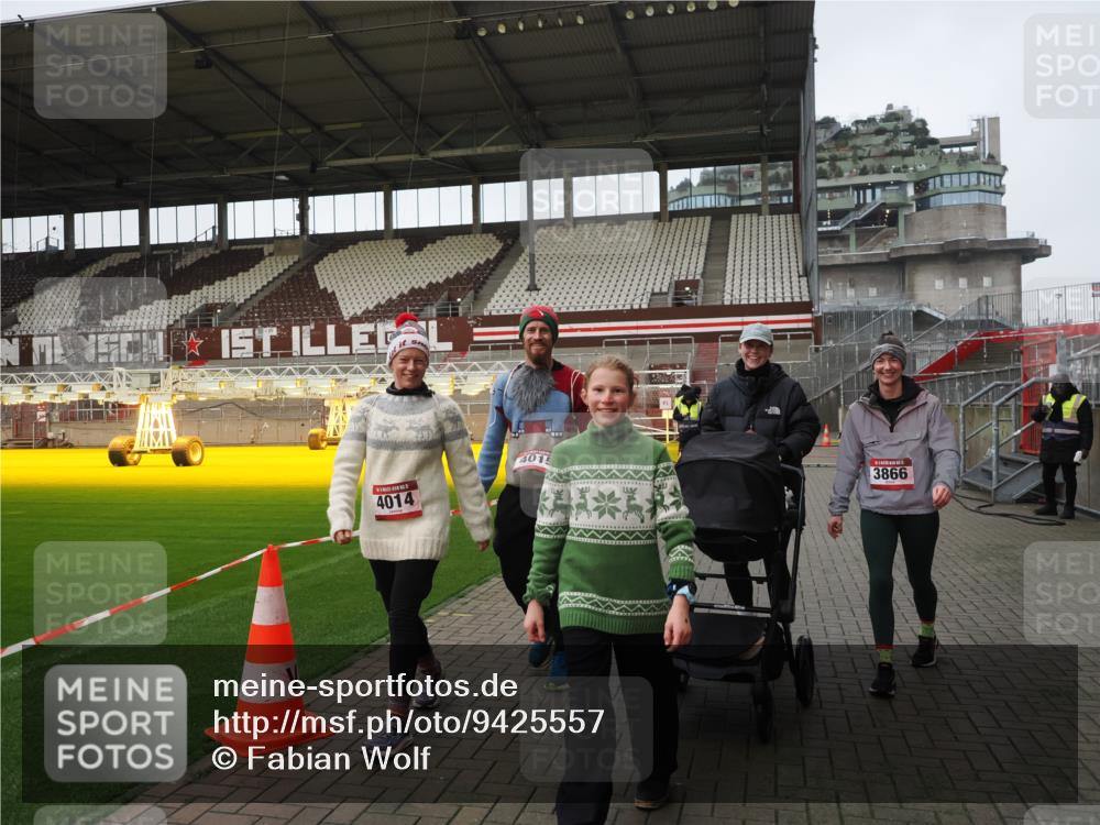 07.12.2025 - St. Pauli X-Mass-Run No. 15 Fabian Wolf http://msf.ph/oto/9425557 07.12.2025 12:17:49 Ziel 3866, 4014, 4015 meine-sportfotos.de