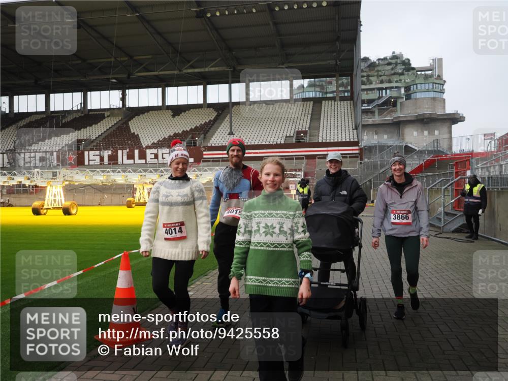 07.12.2025 - St. Pauli X-Mass-Run No. 15 Fabian Wolf http://msf.ph/oto/9425558 07.12.2025 12:17:49 Ziel 3866, 4014, 4015 meine-sportfotos.de