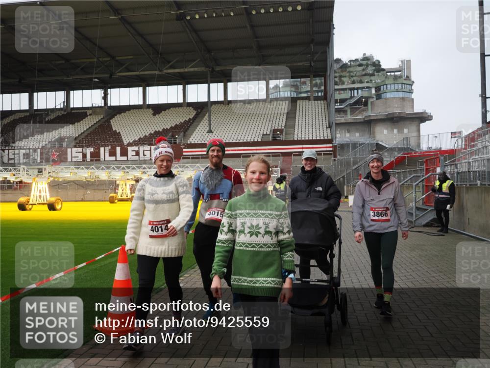 07.12.2025 - St. Pauli X-Mass-Run No. 15 Fabian Wolf http://msf.ph/oto/9425559 07.12.2025 12:17:49 Ziel 3866, 4014, 4015 meine-sportfotos.de