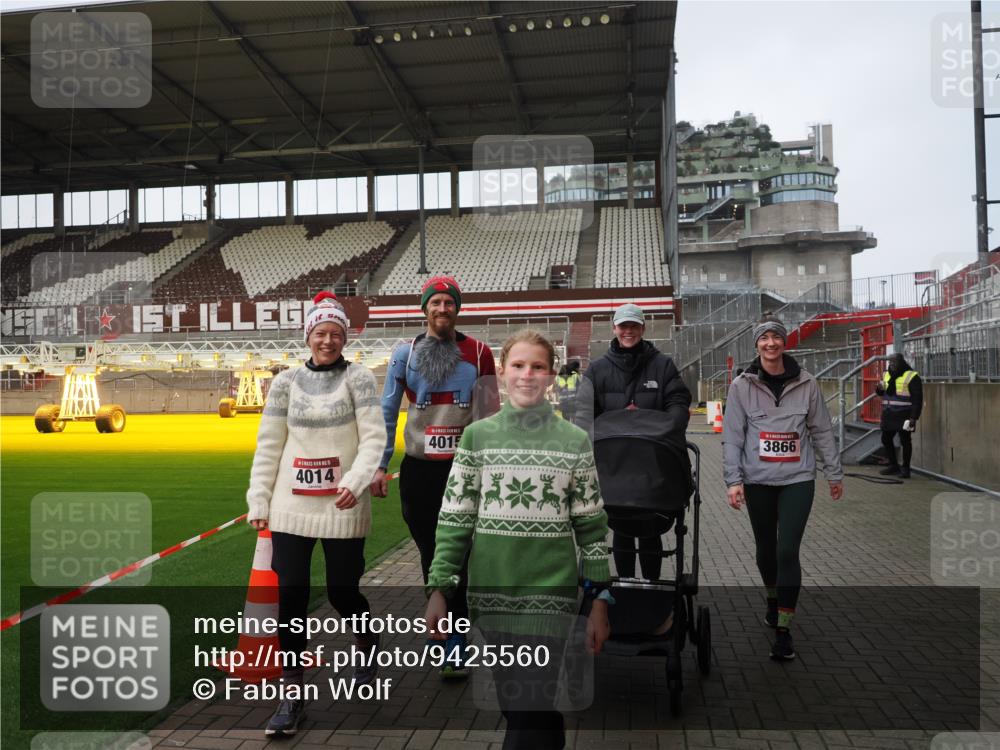 07.12.2025 - St. Pauli X-Mass-Run No. 15 Fabian Wolf http://msf.ph/oto/9425560 07.12.2025 12:17:49 Ziel 3866, 4014, 4015 meine-sportfotos.de