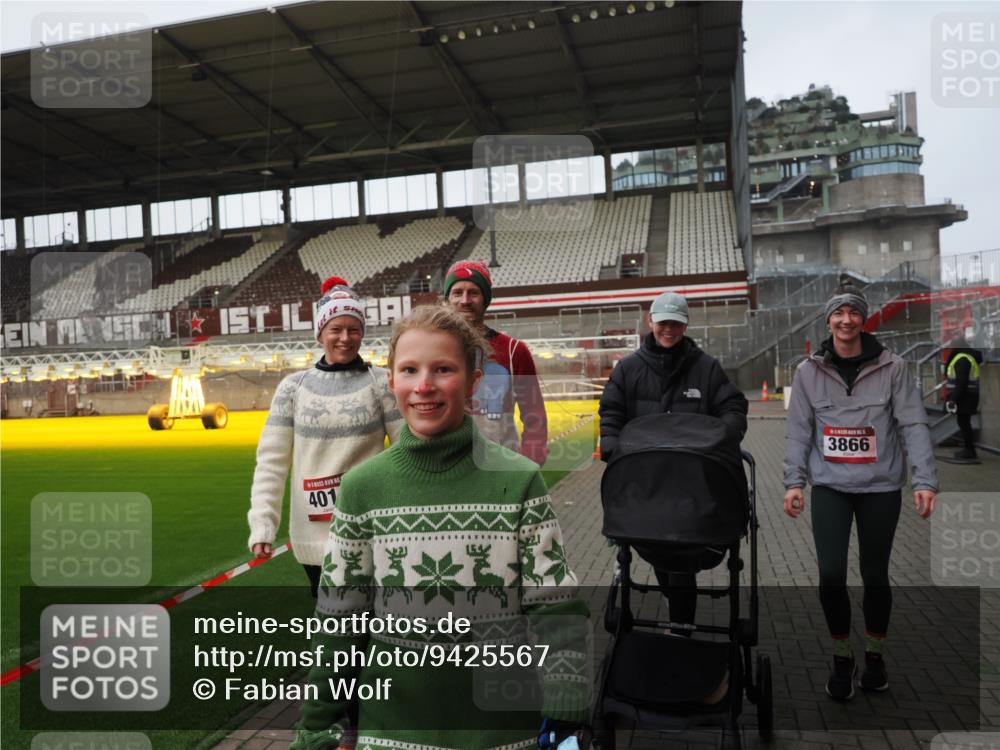 07.12.2025 - St. Pauli X-Mass-Run No. 15 Fabian Wolf http://msf.ph/oto/9425567 07.12.2025 12:17:51 Ziel  meine-sportfotos.de