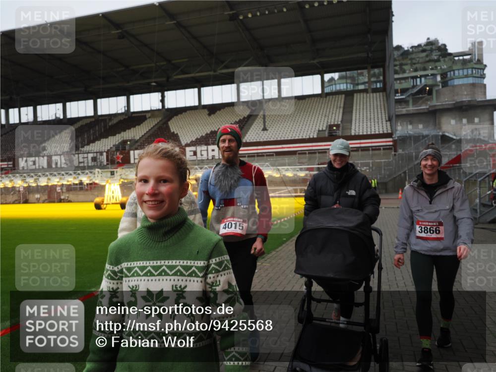07.12.2025 - St. Pauli X-Mass-Run No. 15 Fabian Wolf http://msf.ph/oto/9425568 07.12.2025 12:17:51 Ziel  meine-sportfotos.de