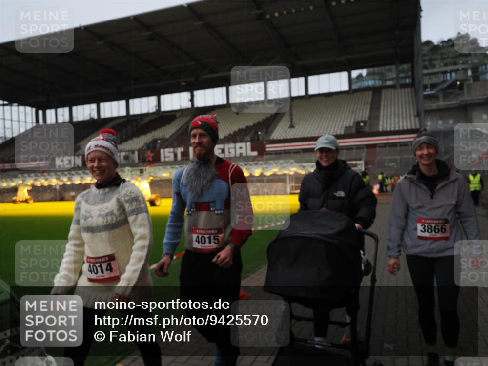 07.12.2025 - St. Pauli X-Mass-Run No. 15 Fabian Wolf http://msf.ph/oto/9425570 07.12.2025 12:17:52 Ziel  meine-sportfotos.de