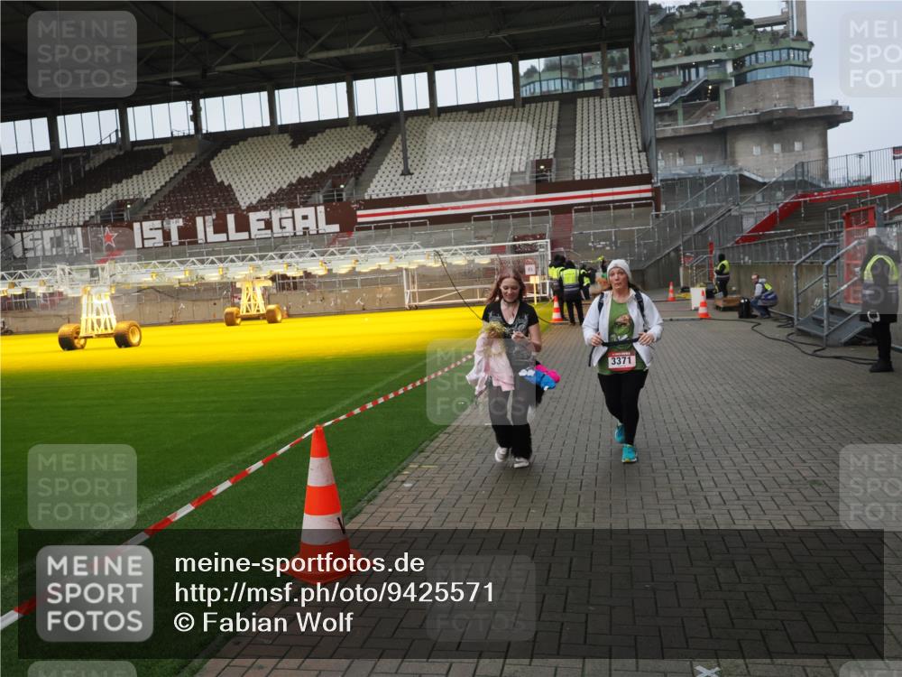 07.12.2025 - St. Pauli X-Mass-Run No. 15 Fabian Wolf http://msf.ph/oto/9425571 07.12.2025 12:18:57 Ziel 3371, 3373 meine-sportfotos.de
