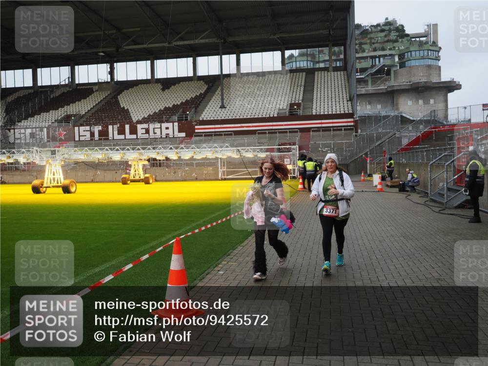 07.12.2025 - St. Pauli X-Mass-Run No. 15 Fabian Wolf http://msf.ph/oto/9425572 07.12.2025 12:18:57 Ziel 3371, 3373 meine-sportfotos.de