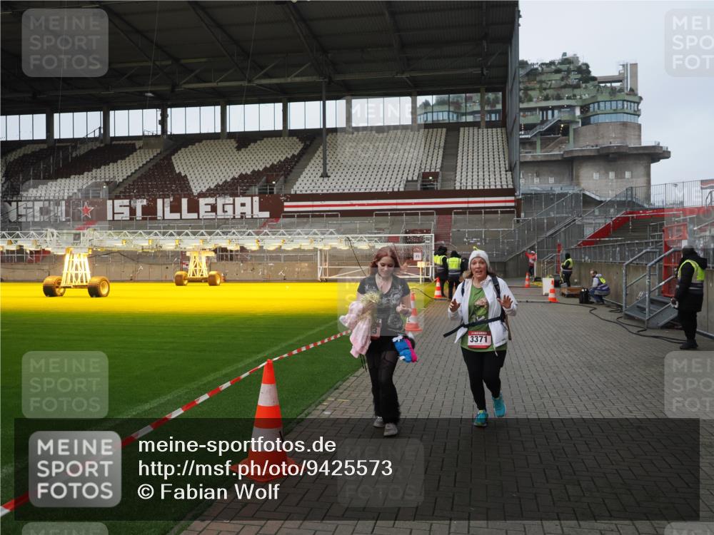 07.12.2025 - St. Pauli X-Mass-Run No. 15 Fabian Wolf http://msf.ph/oto/9425573 07.12.2025 12:18:57 Ziel 3371, 3373 meine-sportfotos.de