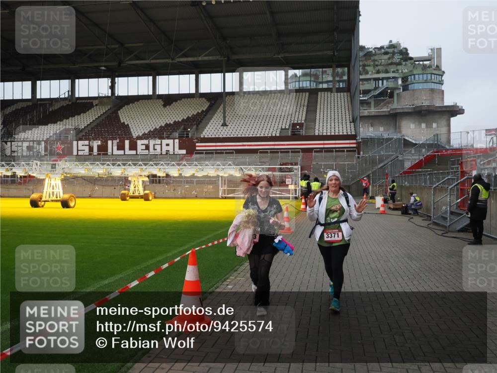 07.12.2025 - St. Pauli X-Mass-Run No. 15 Fabian Wolf http://msf.ph/oto/9425574 07.12.2025 12:18:57 Ziel 3371, 3373 meine-sportfotos.de