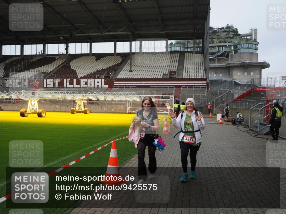 07.12.2025 - St. Pauli X-Mass-Run No. 15 Fabian Wolf http://msf.ph/oto/9425575 07.12.2025 12:18:58 Ziel 3371, 3373 meine-sportfotos.de