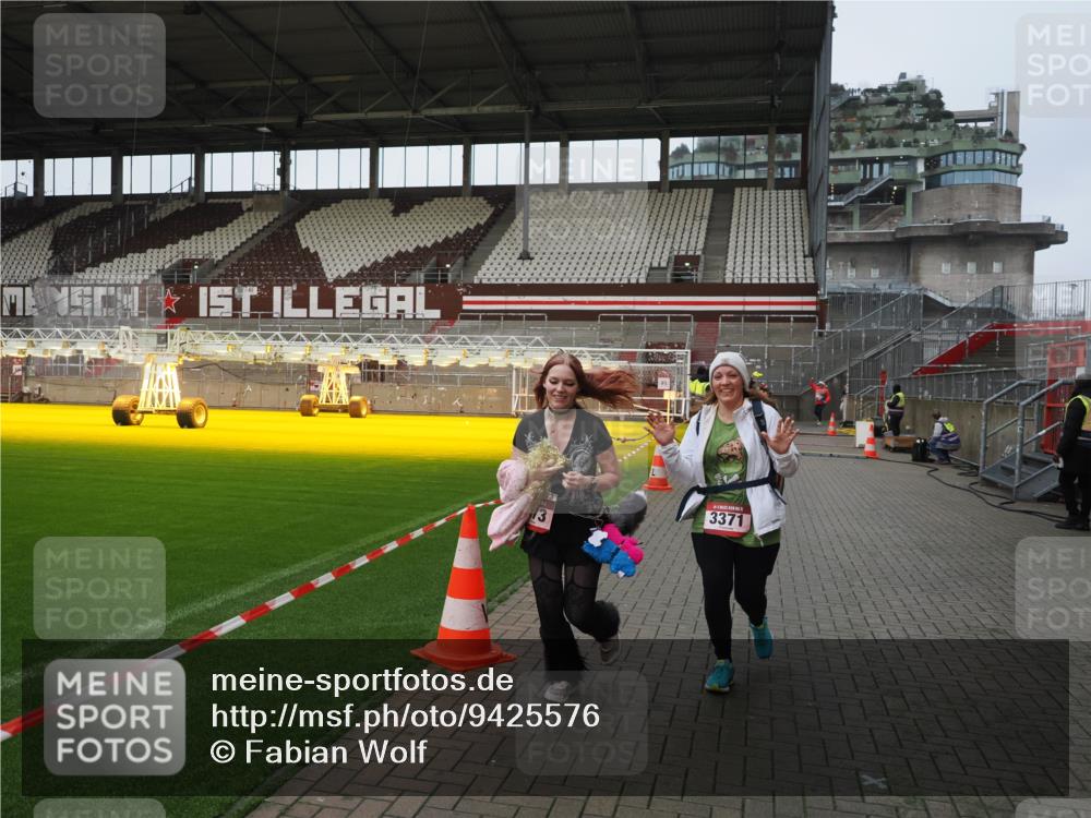 07.12.2025 - St. Pauli X-Mass-Run No. 15 Fabian Wolf http://msf.ph/oto/9425576 07.12.2025 12:18:58 Ziel 3371, 3373 meine-sportfotos.de