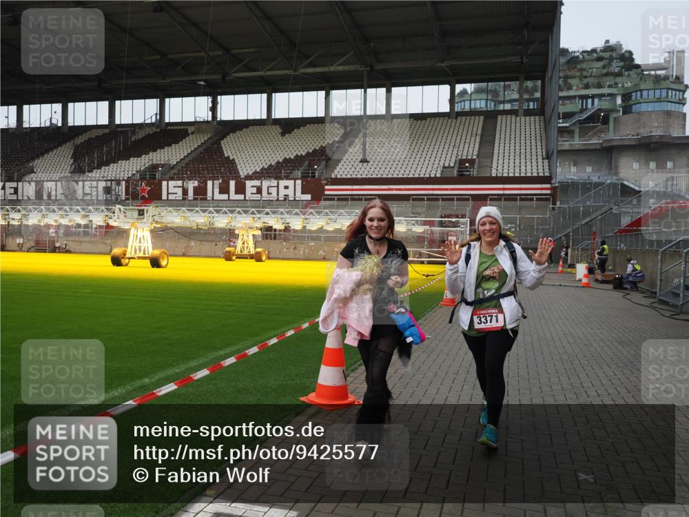 07.12.2025 - St. Pauli X-Mass-Run No. 15 Fabian Wolf http://msf.ph/oto/9425577 07.12.2025 12:18:58 Ziel 3371, 3373 meine-sportfotos.de