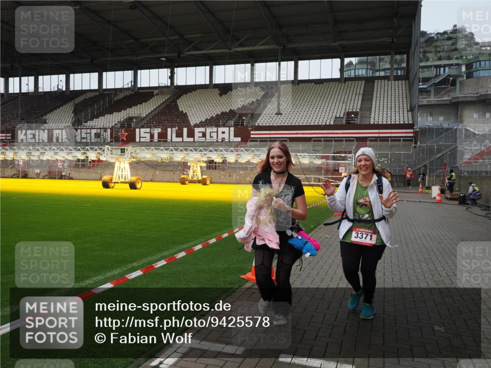 07.12.2025 - St. Pauli X-Mass-Run No. 15 Fabian Wolf http://msf.ph/oto/9425578 07.12.2025 12:18:58 Ziel 3371, 3373 meine-sportfotos.de