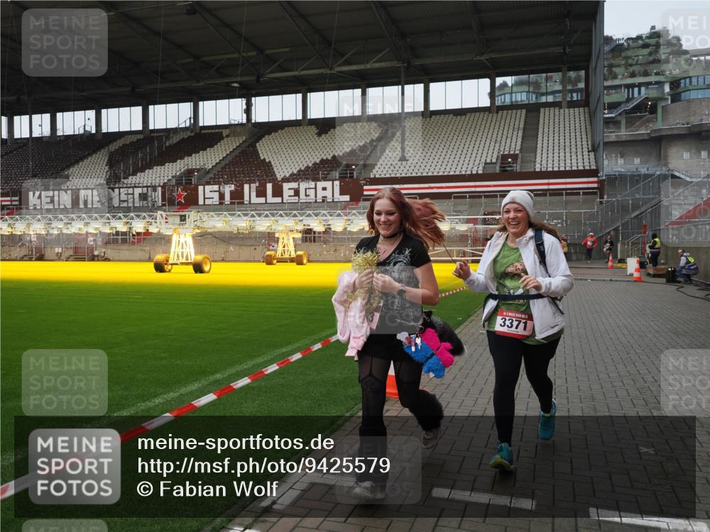 07.12.2025 - St. Pauli X-Mass-Run No. 15 Fabian Wolf http://msf.ph/oto/9425579 07.12.2025 12:18:58 Ziel 3371, 3373 meine-sportfotos.de