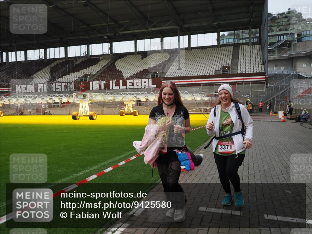 07.12.2025 - St. Pauli X-Mass-Run No. 15 Fabian Wolf http://msf.ph/oto/9425580 07.12.2025 12:18:59 Ziel 3371, 3373 meine-sportfotos.de