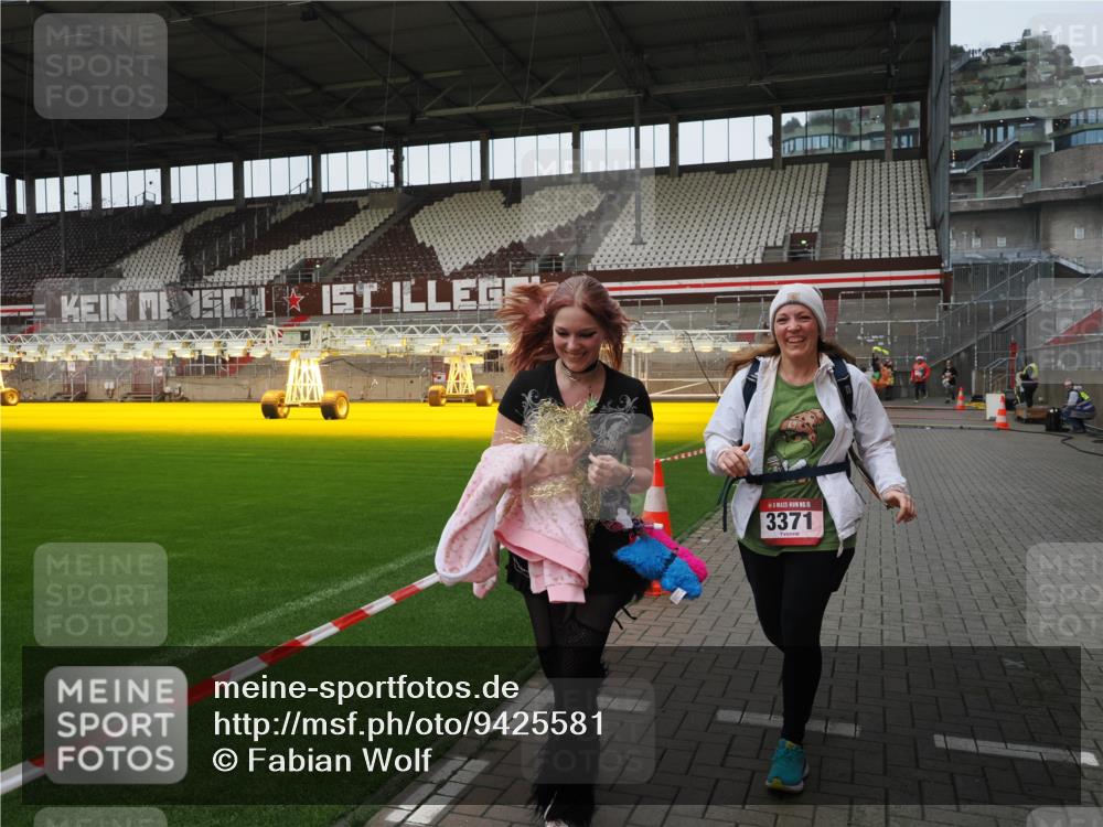 07.12.2025 - St. Pauli X-Mass-Run No. 15 Fabian Wolf http://msf.ph/oto/9425581 07.12.2025 12:18:59 Ziel 3371, 3373 meine-sportfotos.de