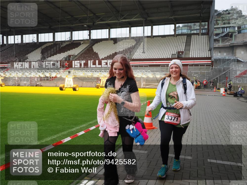 07.12.2025 - St. Pauli X-Mass-Run No. 15 Fabian Wolf http://msf.ph/oto/9425582 07.12.2025 12:18:59 Ziel 3371, 3373 meine-sportfotos.de