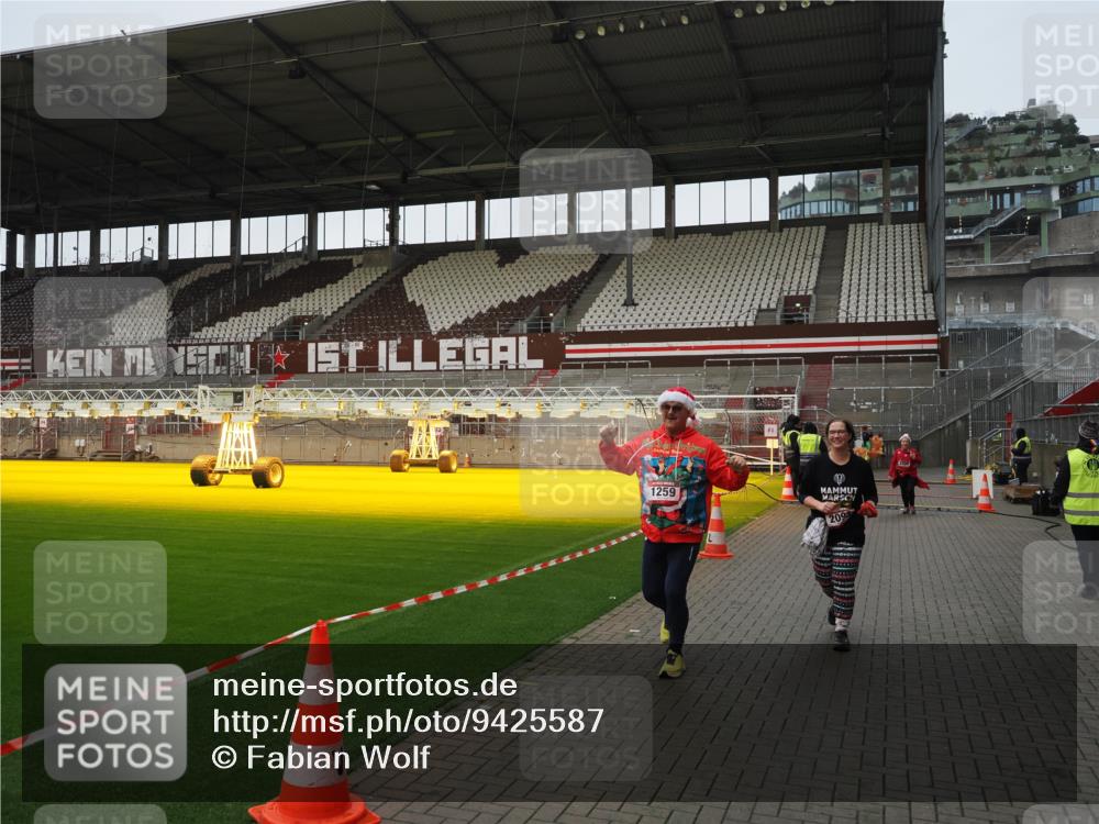 07.12.2025 - St. Pauli X-Mass-Run No. 15 Fabian Wolf http://msf.ph/oto/9425587 07.12.2025 12:19:12 Ziel 1259, 2093, 2309 meine-sportfotos.de