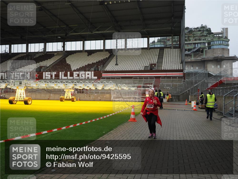 07.12.2025 - St. Pauli X-Mass-Run No. 15 Fabian Wolf http://msf.ph/oto/9425595 07.12.2025 12:19:18 Ziel 1259, 2093, 2309 meine-sportfotos.de
