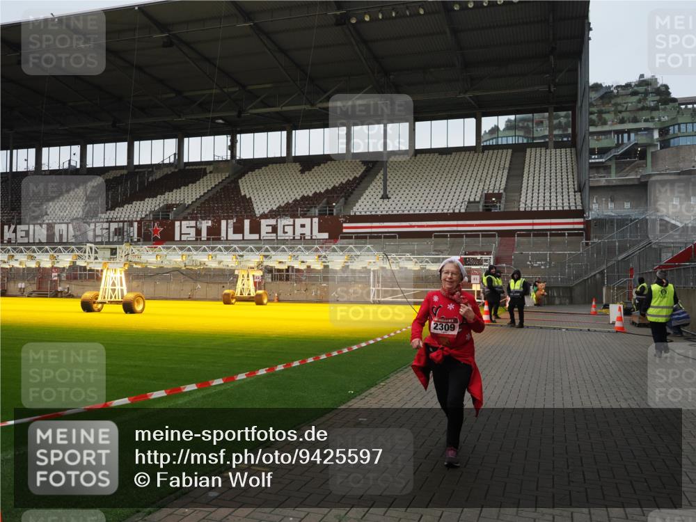 07.12.2025 - St. Pauli X-Mass-Run No. 15 Fabian Wolf http://msf.ph/oto/9425597 07.12.2025 12:19:19 Ziel 1259, 2093, 2309 meine-sportfotos.de