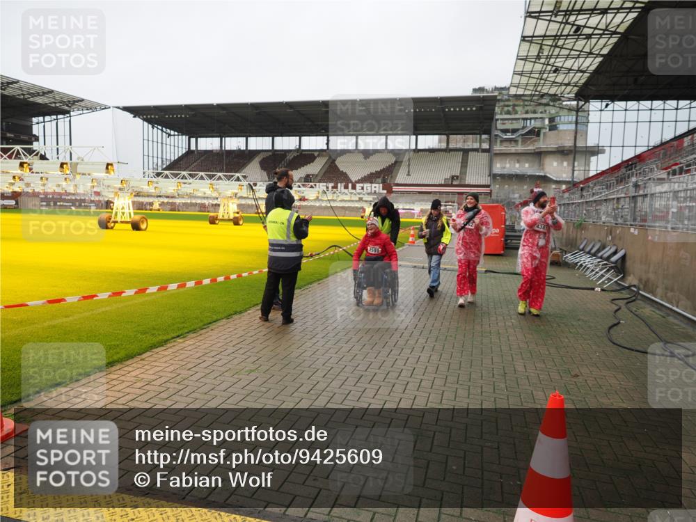 07.12.2025 - St. Pauli X-Mass-Run No. 15 Fabian Wolf http://msf.ph/oto/9425609 07.12.2025 12:24:28 Ziel 3775, 3776 meine-sportfotos.de