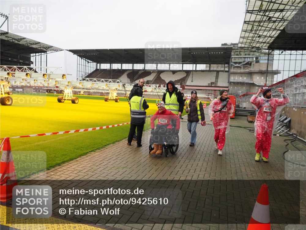 07.12.2025 - St. Pauli X-Mass-Run No. 15 Fabian Wolf http://msf.ph/oto/9425610 07.12.2025 12:24:29 Ziel 3775, 3776 meine-sportfotos.de