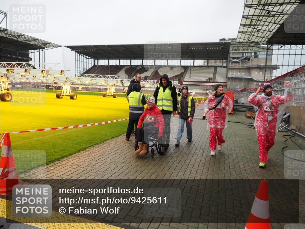 07.12.2025 - St. Pauli X-Mass-Run No. 15 Fabian Wolf http://msf.ph/oto/9425611 07.12.2025 12:24:29 Ziel 3775, 3776 meine-sportfotos.de