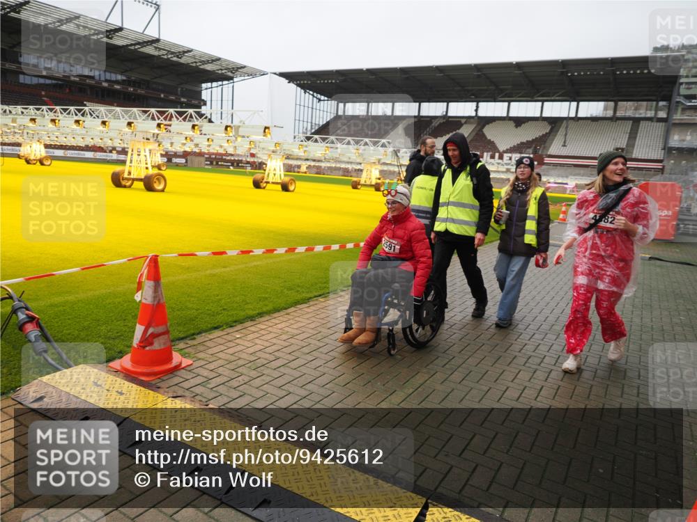 07.12.2025 - St. Pauli X-Mass-Run No. 15 Fabian Wolf http://msf.ph/oto/9425612 07.12.2025 12:24:30 Ziel 3775, 3776 meine-sportfotos.de