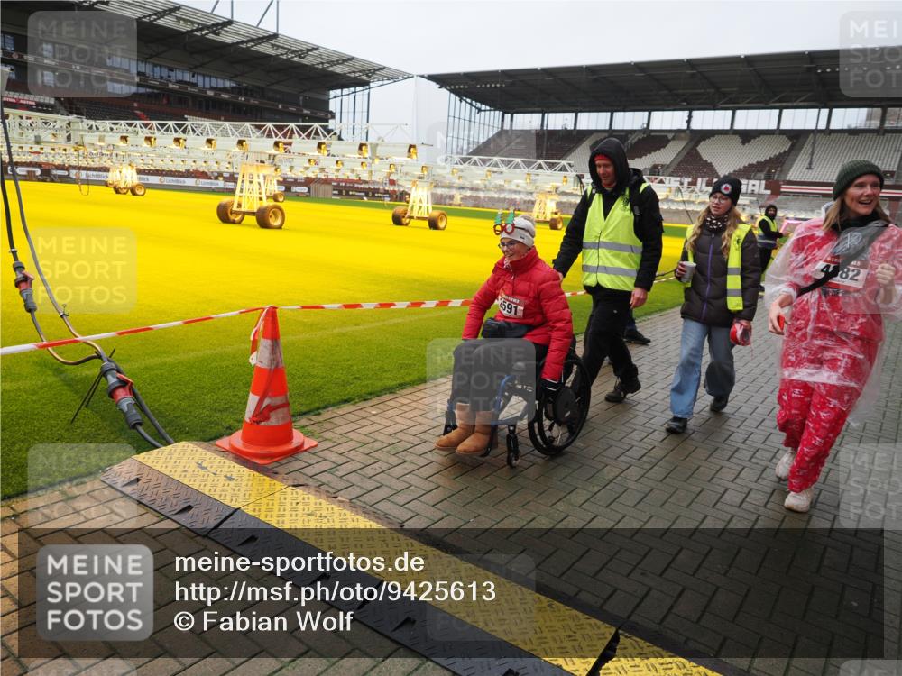 07.12.2025 - St. Pauli X-Mass-Run No. 15 Fabian Wolf http://msf.ph/oto/9425613 07.12.2025 12:24:30 Ziel 3775, 3776 meine-sportfotos.de