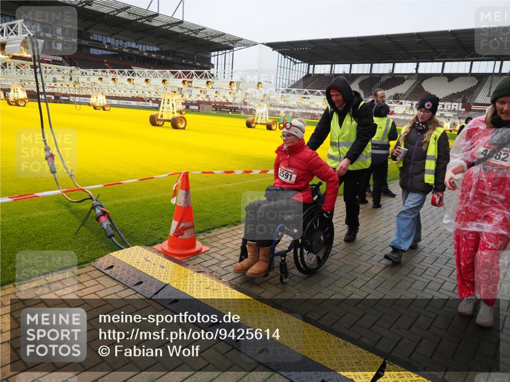 07.12.2025 - St. Pauli X-Mass-Run No. 15 Fabian Wolf http://msf.ph/oto/9425614 07.12.2025 12:24:31 Ziel 3775, 3776 meine-sportfotos.de
