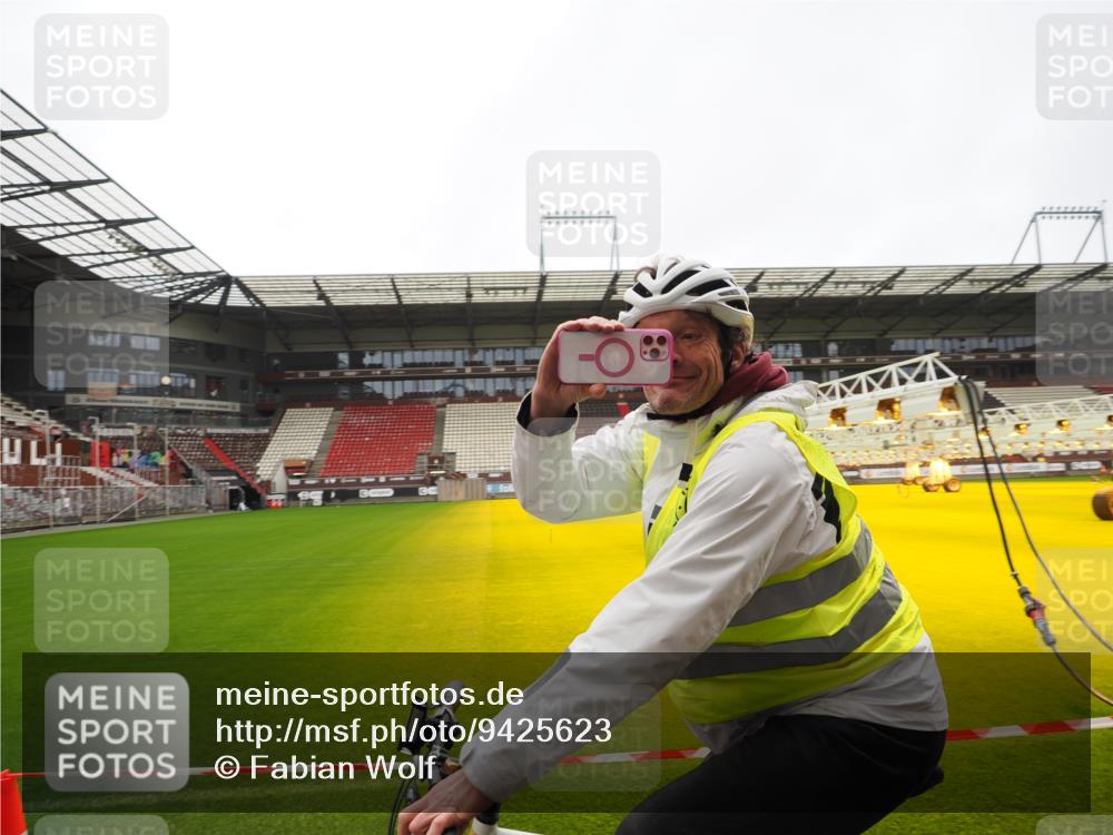 07.12.2025 - St. Pauli X-Mass-Run No. 15 Fabian Wolf http://msf.ph/oto/9425623 07.12.2025 12:25:23 Ziel  meine-sportfotos.de