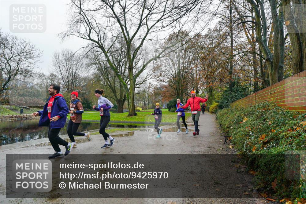 07.12.2025 - St. Pauli X-Mass-Run No. 15 Michael Burmester http://msf.ph/oto/9425970 07.12.2025 09:45:19 Laufen 4737, 4734 meine-sportfotos.de