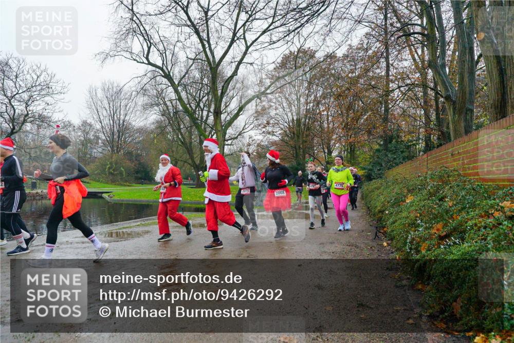 07.12.2025 - St. Pauli X-Mass-Run No. 15 Michael Burmester http://msf.ph/oto/9426292 07.12.2025 10:03:42 Laufen 2071, 2068, 4775 meine-sportfotos.de
