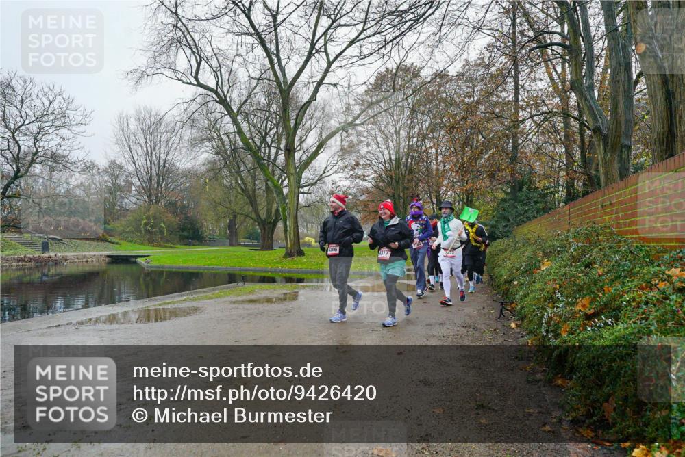 07.12.2025 - St. Pauli X-Mass-Run No. 15 Michael Burmester http://msf.ph/oto/9426420 07.12.2025 10:06:07 Laufen 4316, 4317 meine-sportfotos.de