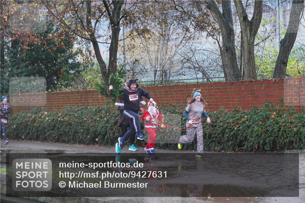 07.12.2025 - St. Pauli X-Mass-Run No. 15 Michael Burmester http://msf.ph/oto/9427631 07.12.2025 10:27:28 Laufen 2296, 2297, 0 meine-sportfotos.de