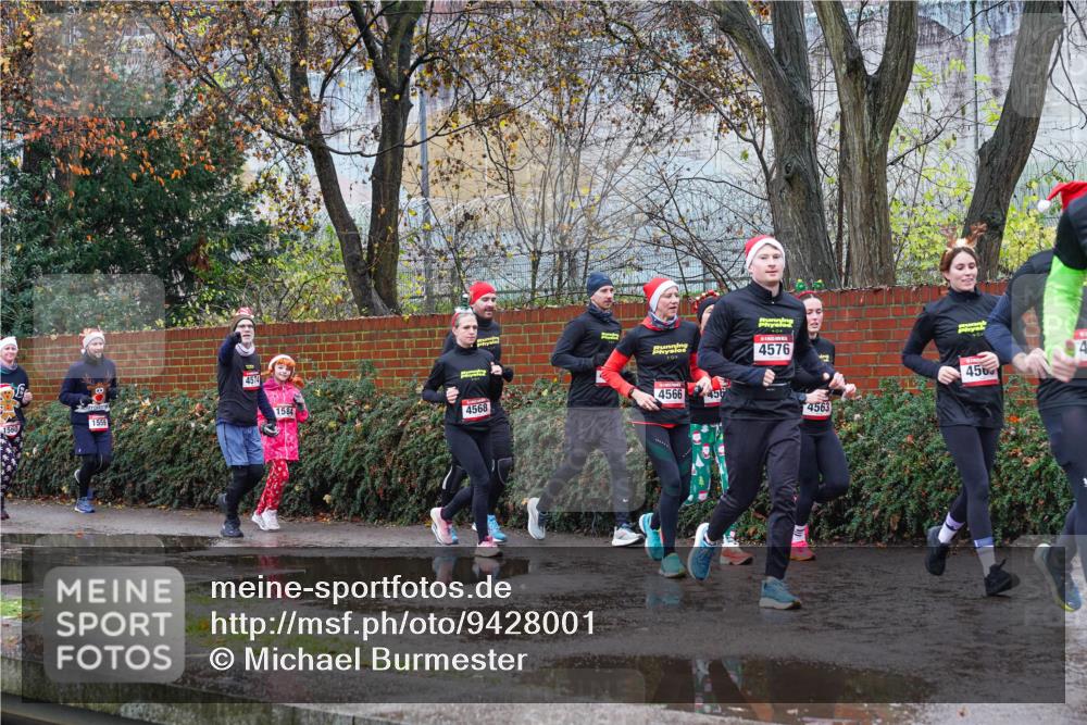 07.12.2025 - St. Pauli X-Mass-Run No. 15 Michael Burmester http://msf.ph/oto/9428001 07.12.2025 10:44:27 Laufen 1560, 1559, 4574, 0, 4576, 1584, 4568, 4566, 456, 4563, 456, 4 meine-sportfotos.de