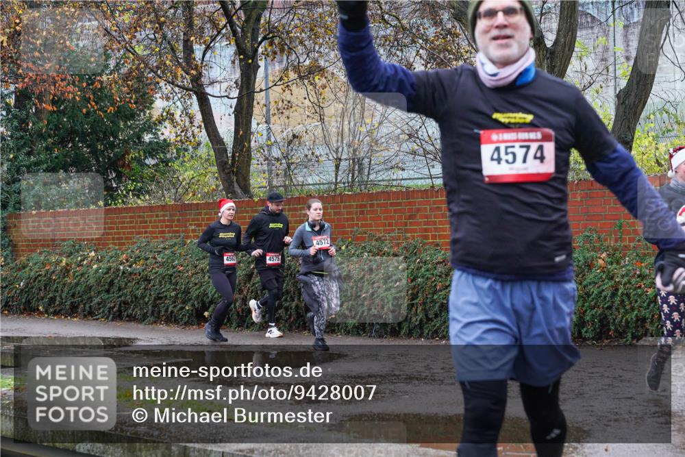 07.12.2025 - St. Pauli X-Mass-Run No. 15 Michael Burmester http://msf.ph/oto/9428007 07.12.2025 10:44:32 Laufen 4561, 4575, 4572, 4574 meine-sportfotos.de