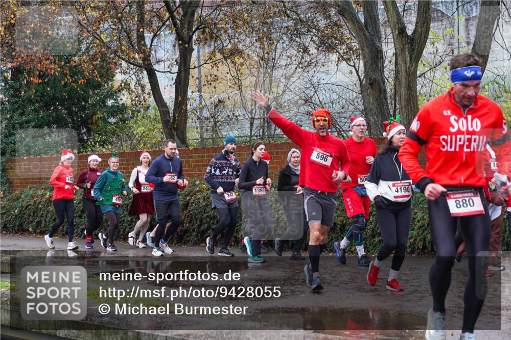 07.12.2025 - St. Pauli X-Mass-Run No. 15 Michael Burmester http://msf.ph/oto/9428055 07.12.2025 10:44:54 Laufen 1429, 490, 2403, 82, 342, 1380, 1, 596, 500, 4190, 880 meine-sportfotos.de