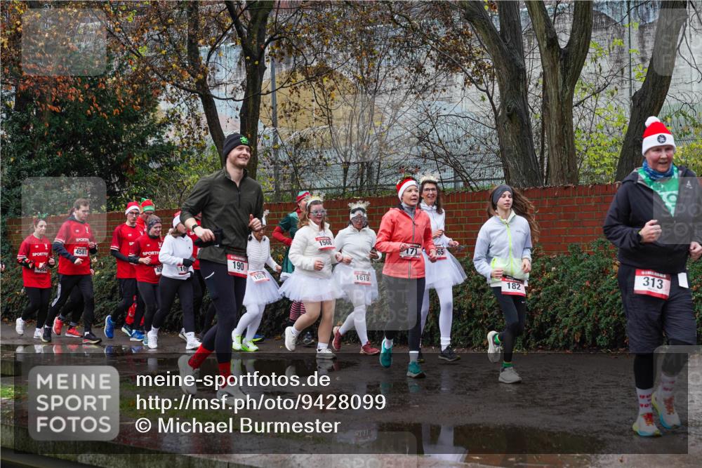 07.12.2025 - St. Pauli X-Mass-Run No. 15 Michael Burmester http://msf.ph/oto/9428099 07.12.2025 10:45:23 Laufen 4581, 4582, 190, 1557, 1568, 1619, 17165, 182, 313 meine-sportfotos.de