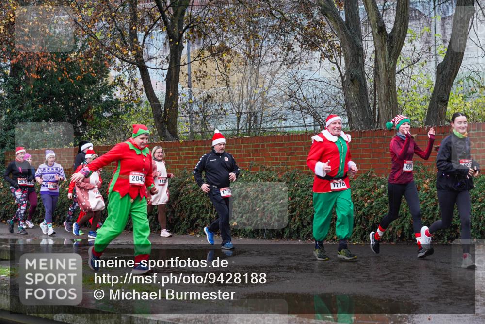 07.12.2025 - St. Pauli X-Mass-Run No. 15 Michael Burmester http://msf.ph/oto/9428188 07.12.2025 10:46:03 Laufen 2070, 150, 1186, 14, 2040, 142, 1778, 1776, 688 meine-sportfotos.de