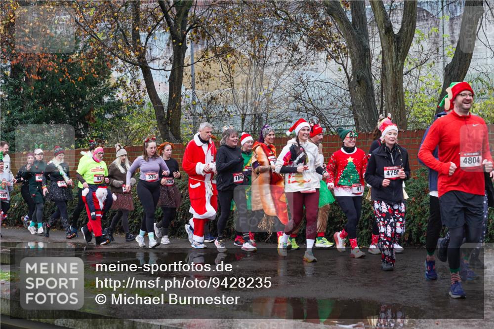 07.12.2025 - St. Pauli X-Mass-Run No. 15 Michael Burmester http://msf.ph/oto/9428235 07.12.2025 10:46:52 Laufen 496, 49, 53, 335, 597, 525, 1692, 47, 4795, 4804 meine-sportfotos.de