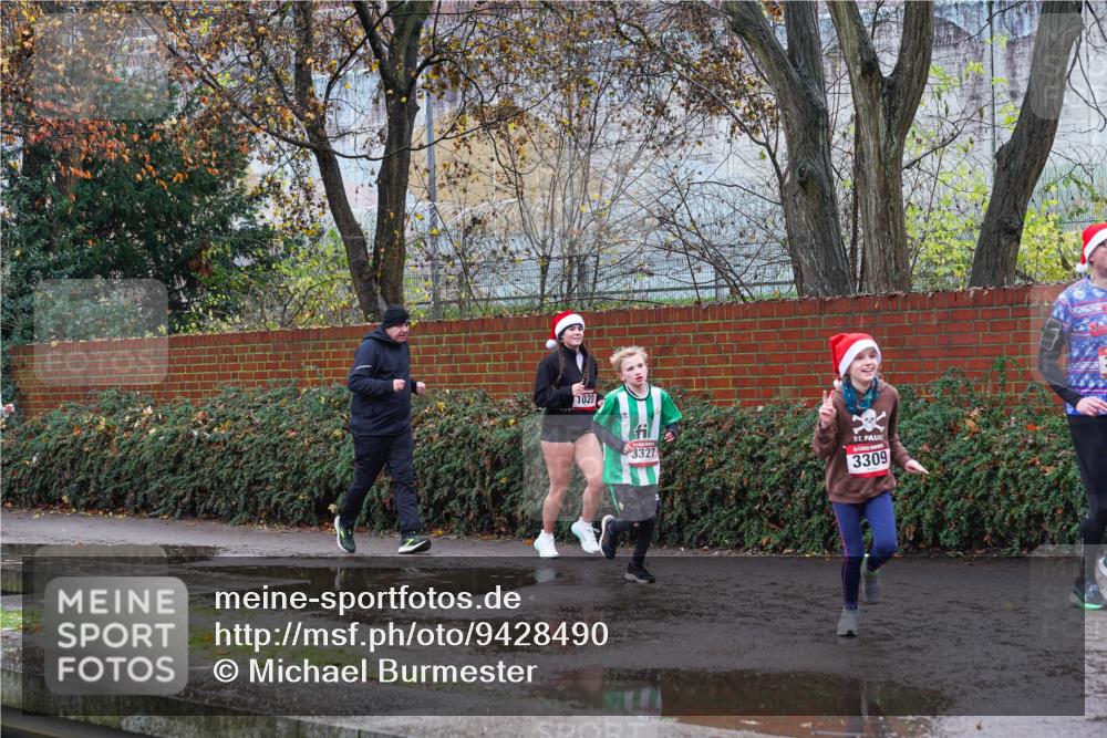 07.12.2025 - St. Pauli X-Mass-Run No. 15 Michael Burmester http://msf.ph/oto/9428490 07.12.2025 11:01:43 Laufen 1020, 3327, 3309 meine-sportfotos.de