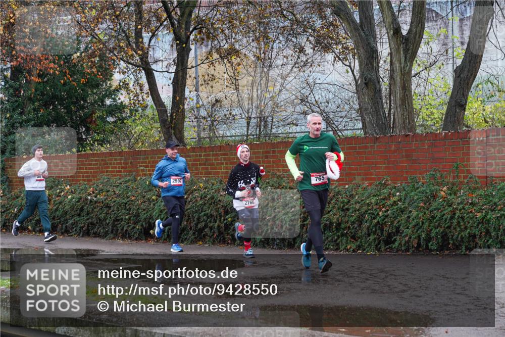 07.12.2025 - St. Pauli X-Mass-Run No. 15 Michael Burmester http://msf.ph/oto/9428550 07.12.2025 11:02:49 Laufen 307, 2597, 2766, 765 meine-sportfotos.de