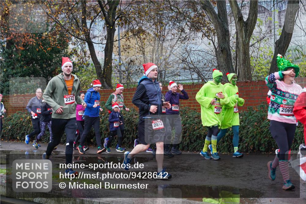 07.12.2025 - St. Pauli X-Mass-Run No. 15 Michael Burmester http://msf.ph/oto/9428642 07.12.2025 11:04:24 Laufen 307, 2242, 1334, 1672, 133, 2812, 0981, 3099, 205, 2069 meine-sportfotos.de