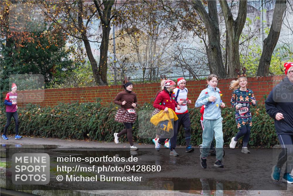 07.12.2025 - St. Pauli X-Mass-Run No. 15 Michael Burmester http://msf.ph/oto/9428680 07.12.2025 11:04:46 Laufen 2240, 470, 80, 1961 meine-sportfotos.de