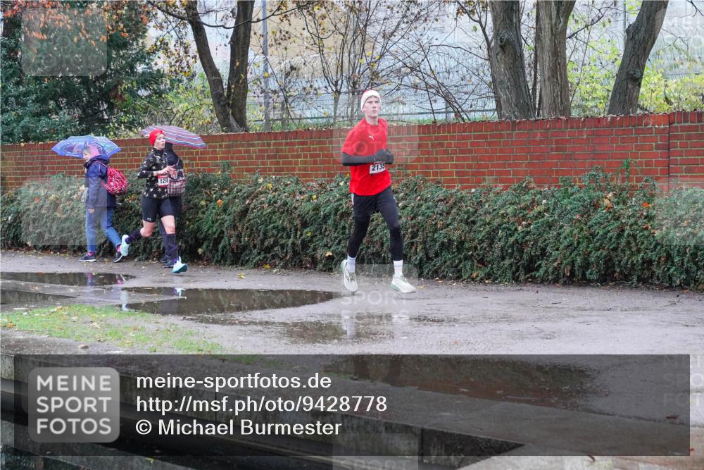 07.12.2025 - St. Pauli X-Mass-Run No. 15 Michael Burmester http://msf.ph/oto/9428778 07.12.2025 09:37:40 Laufen 2135 meine-sportfotos.de