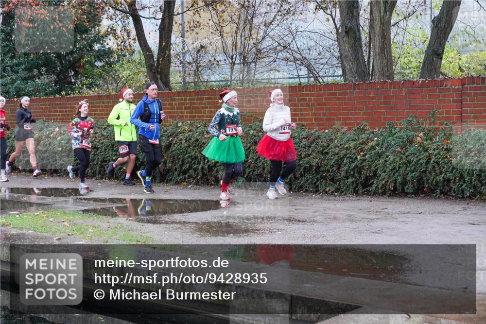 07.12.2025 - St. Pauli X-Mass-Run No. 15 Michael Burmester http://msf.ph/oto/9428935 07.12.2025 09:40:48 Laufen 1976, 1292, 1418 meine-sportfotos.de