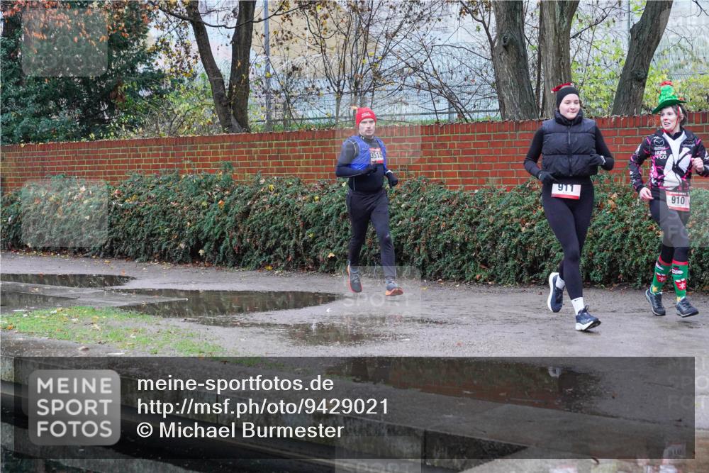 07.12.2025 - St. Pauli X-Mass-Run No. 15 Michael Burmester http://msf.ph/oto/9429021 07.12.2025 09:41:41 Laufen 3515, 911, 910 meine-sportfotos.de